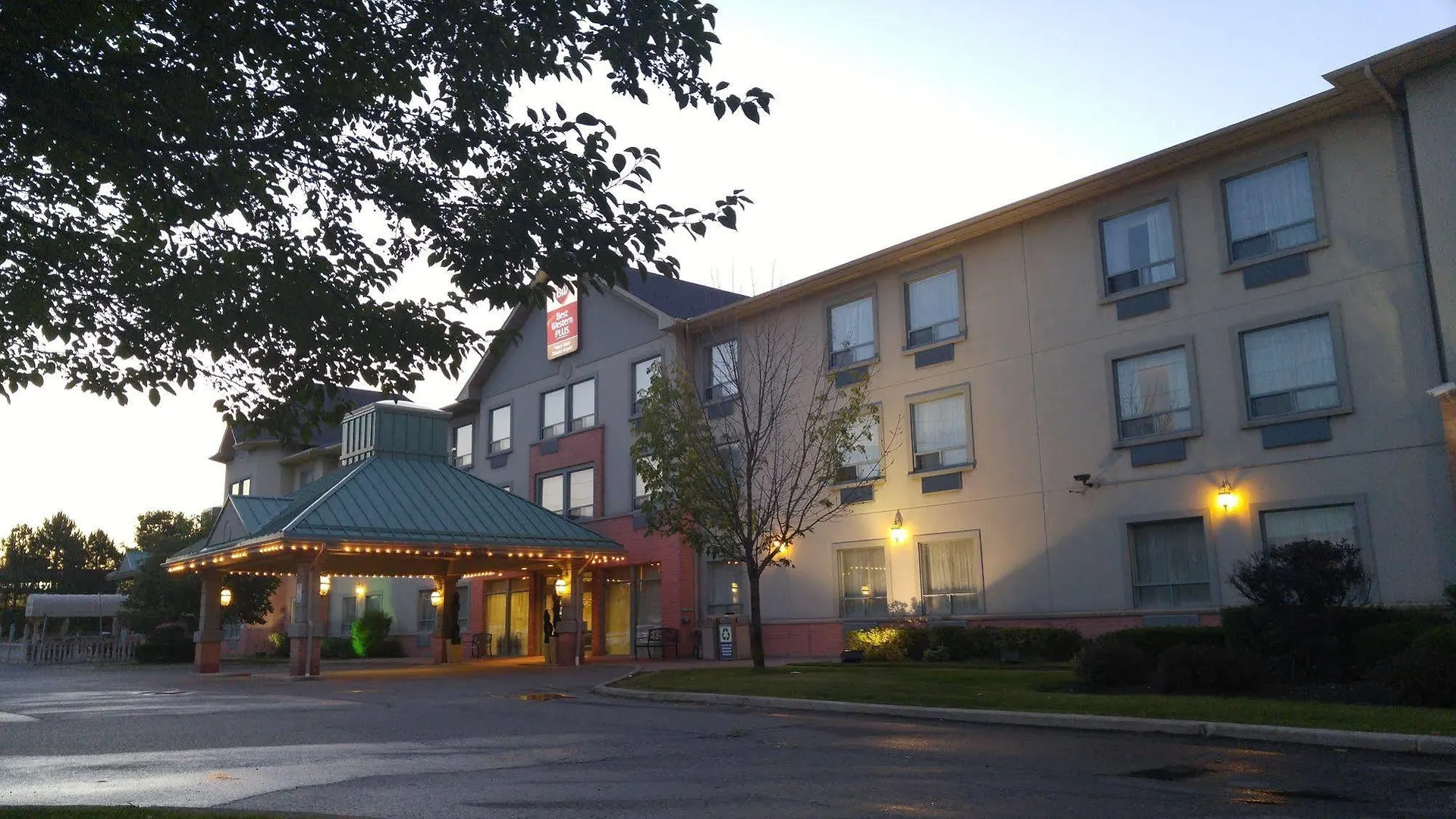 ***  Best Western Plus Travel Hotel Toronto Airport Канада