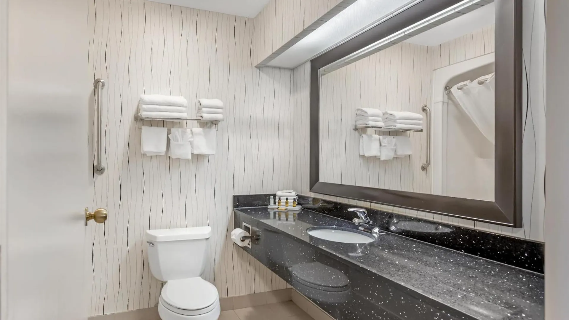 Best Western Plus Travel Hotel Toronto Airport 3*,