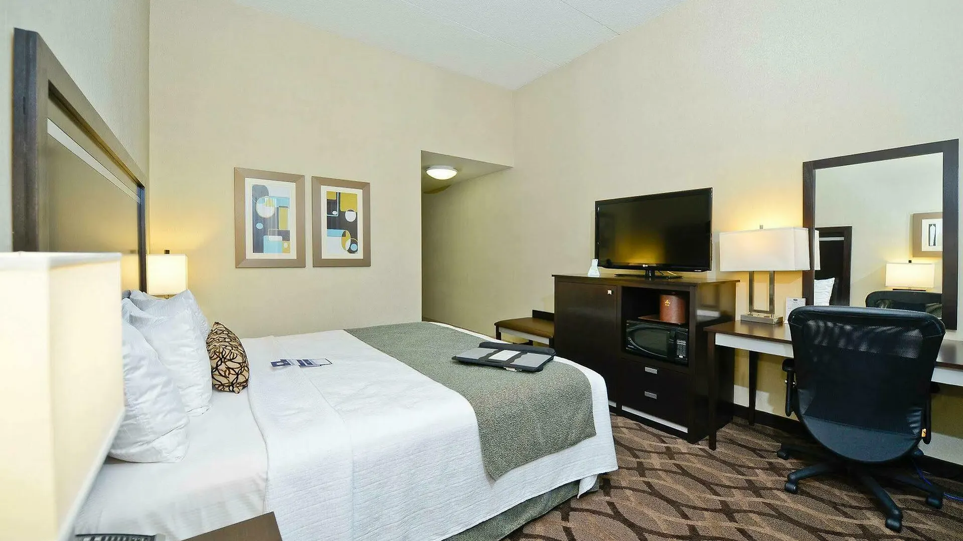 Best Western Plus Travel Hotel Toronto Airport